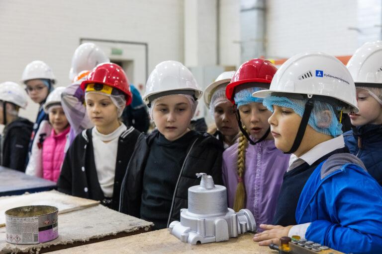 Школьников отправят на завод