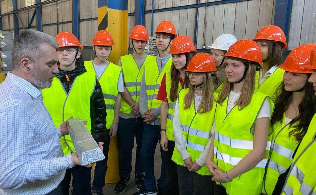 Школьники на заводе