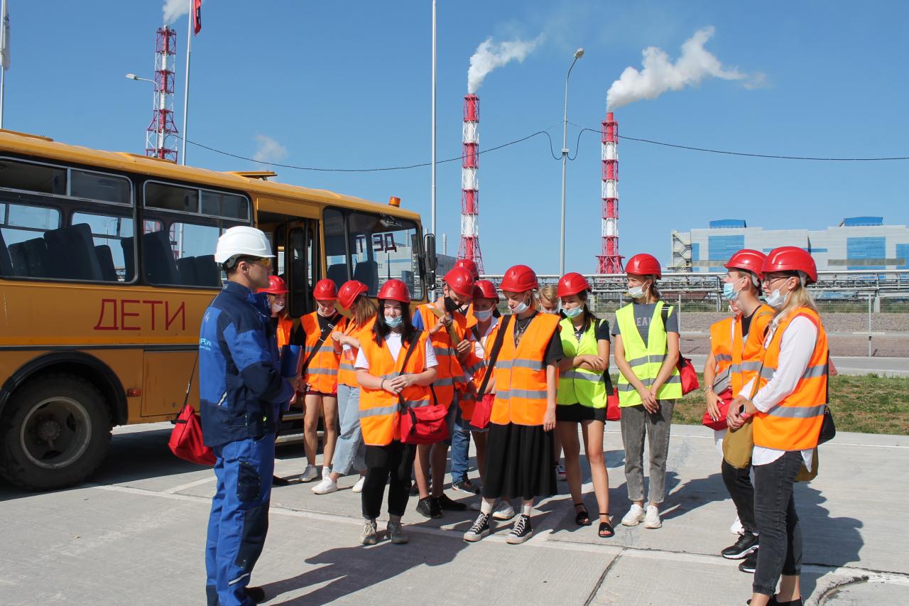 Школьники на заводе