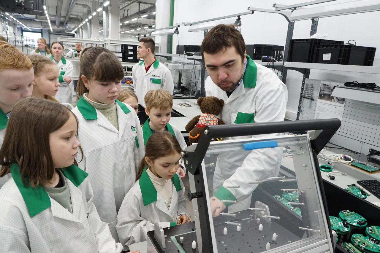 Школьники на заводе