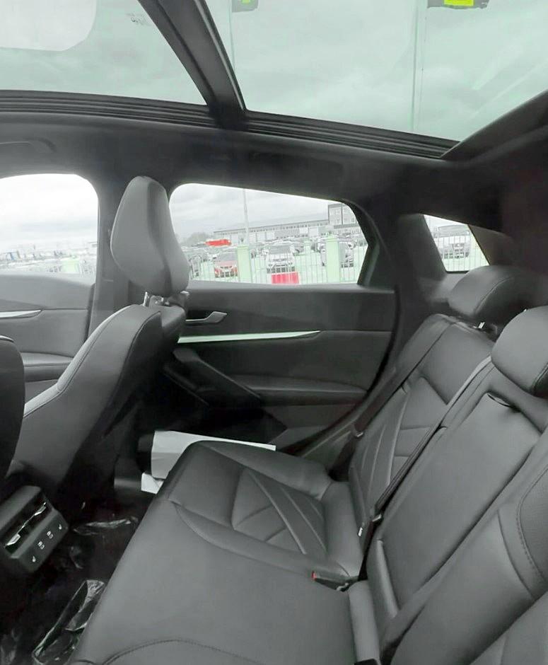 Автомобиль с богатой комплектации, с панорамной крышей