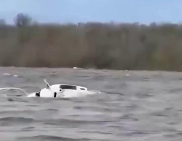 Яхта депутата Андрея Анненко после затопления