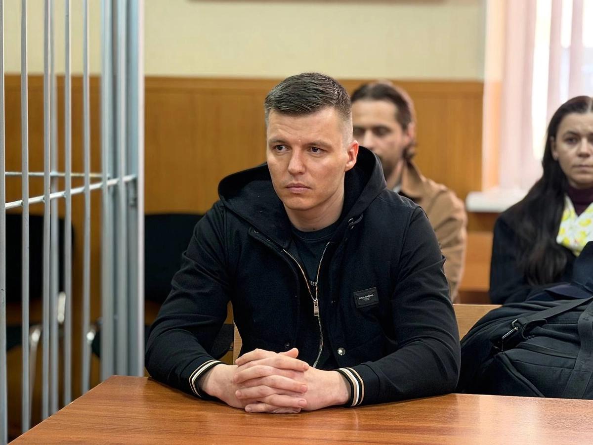 В суд Артём ходил уже без жены