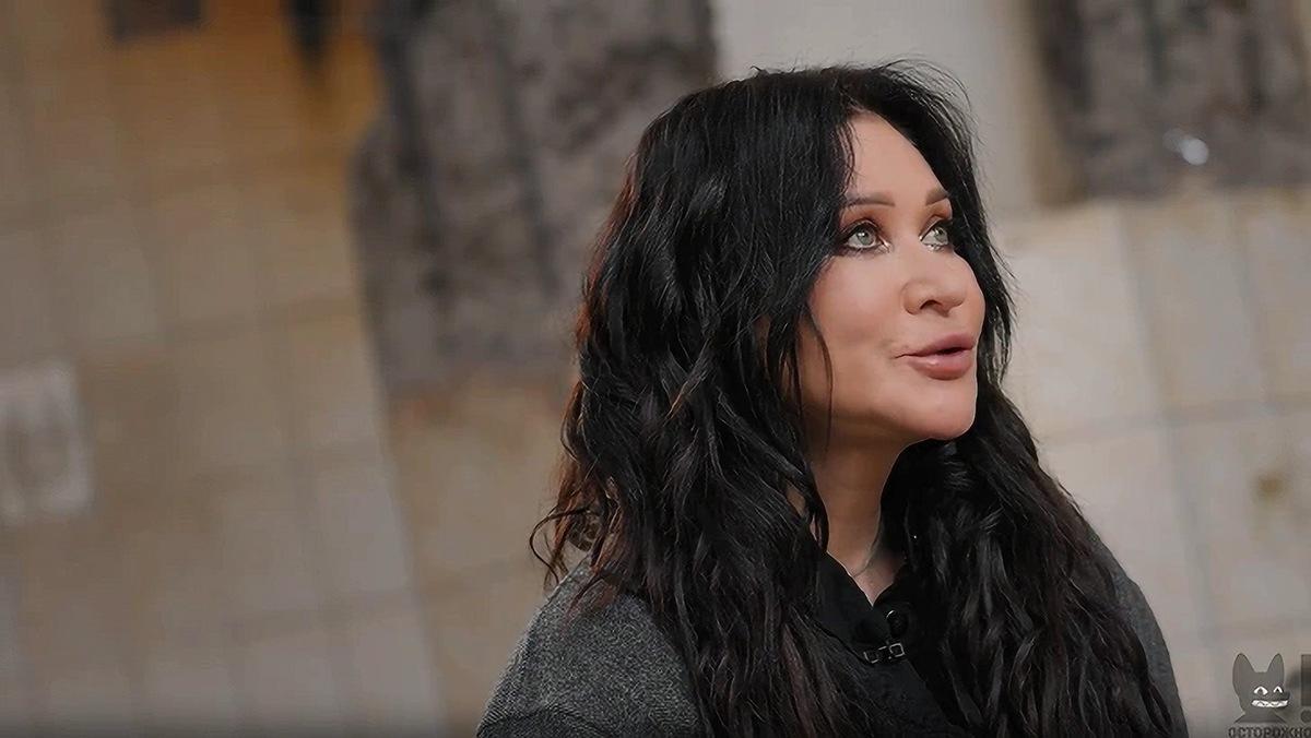 Без макияжа певицу и не узнать