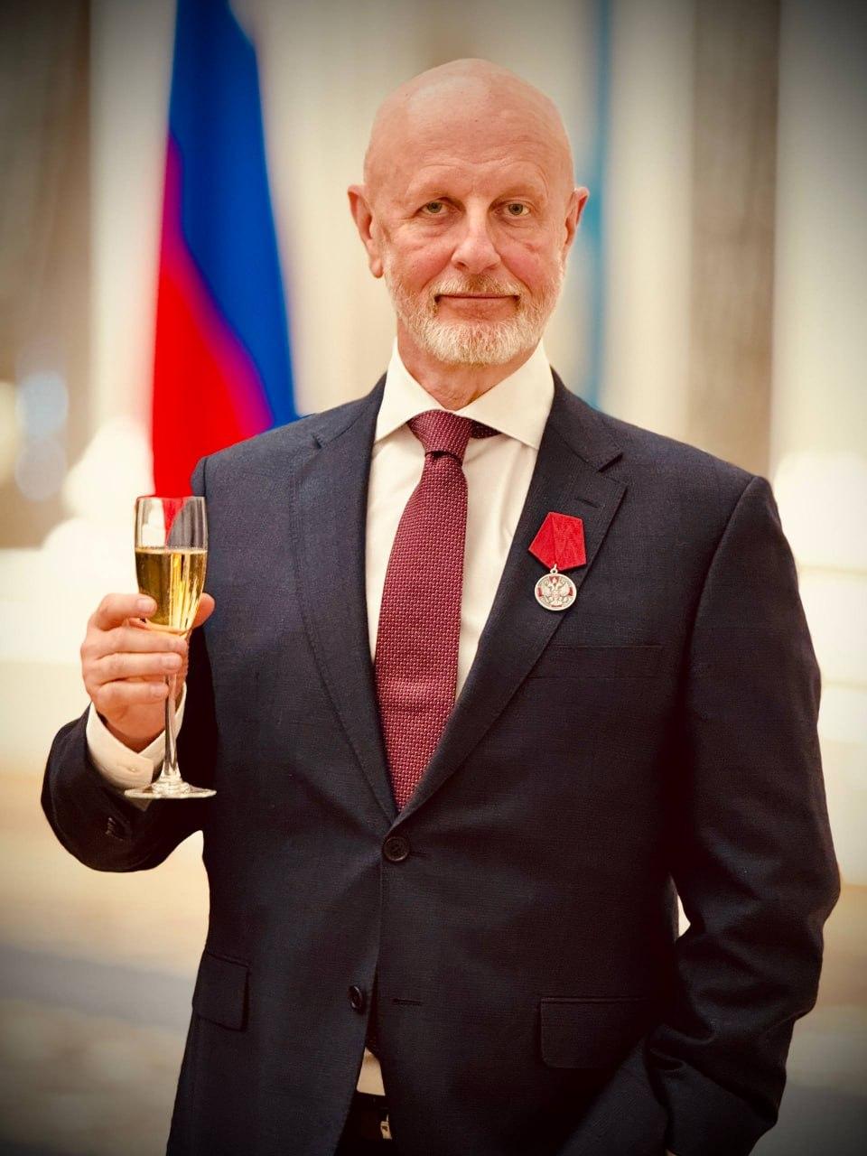 Дмитрий Пучков - Гоблин, с медалью
