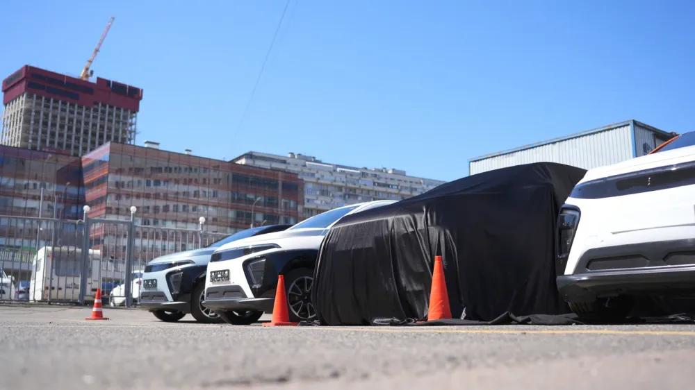 В ожидании нового владельца автомобиль накрыли чехлом