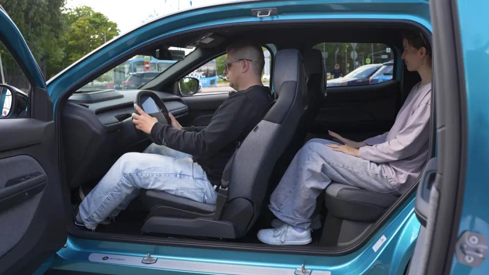 Первое авто уже у покупателя