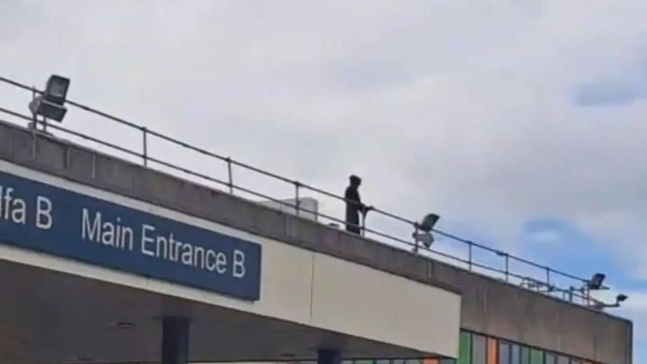 Мужчина в костюме смерти