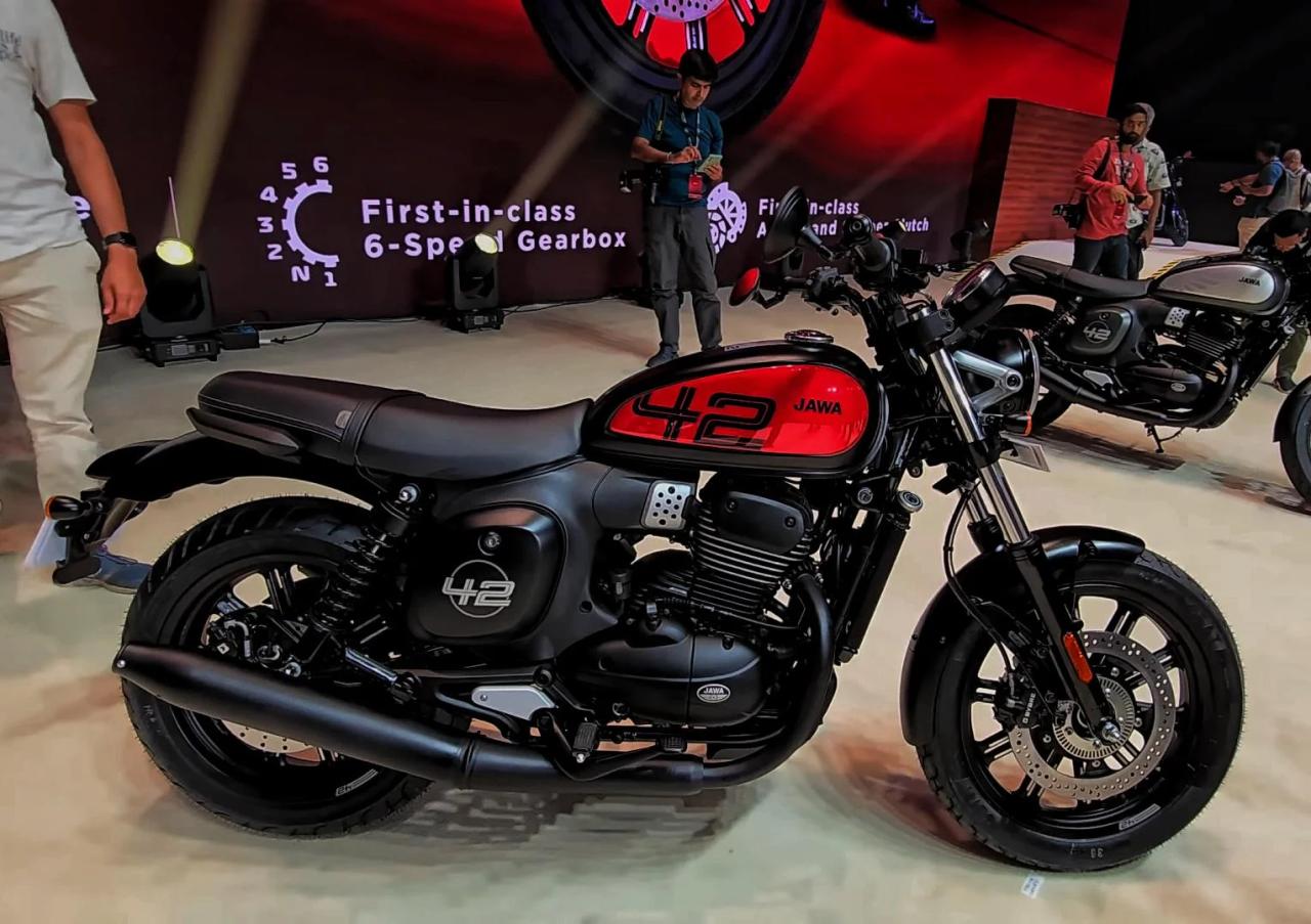 Jawa 42 FJ выглядит вполне современно, хотя технически схож с остальными мотоциклами линейки