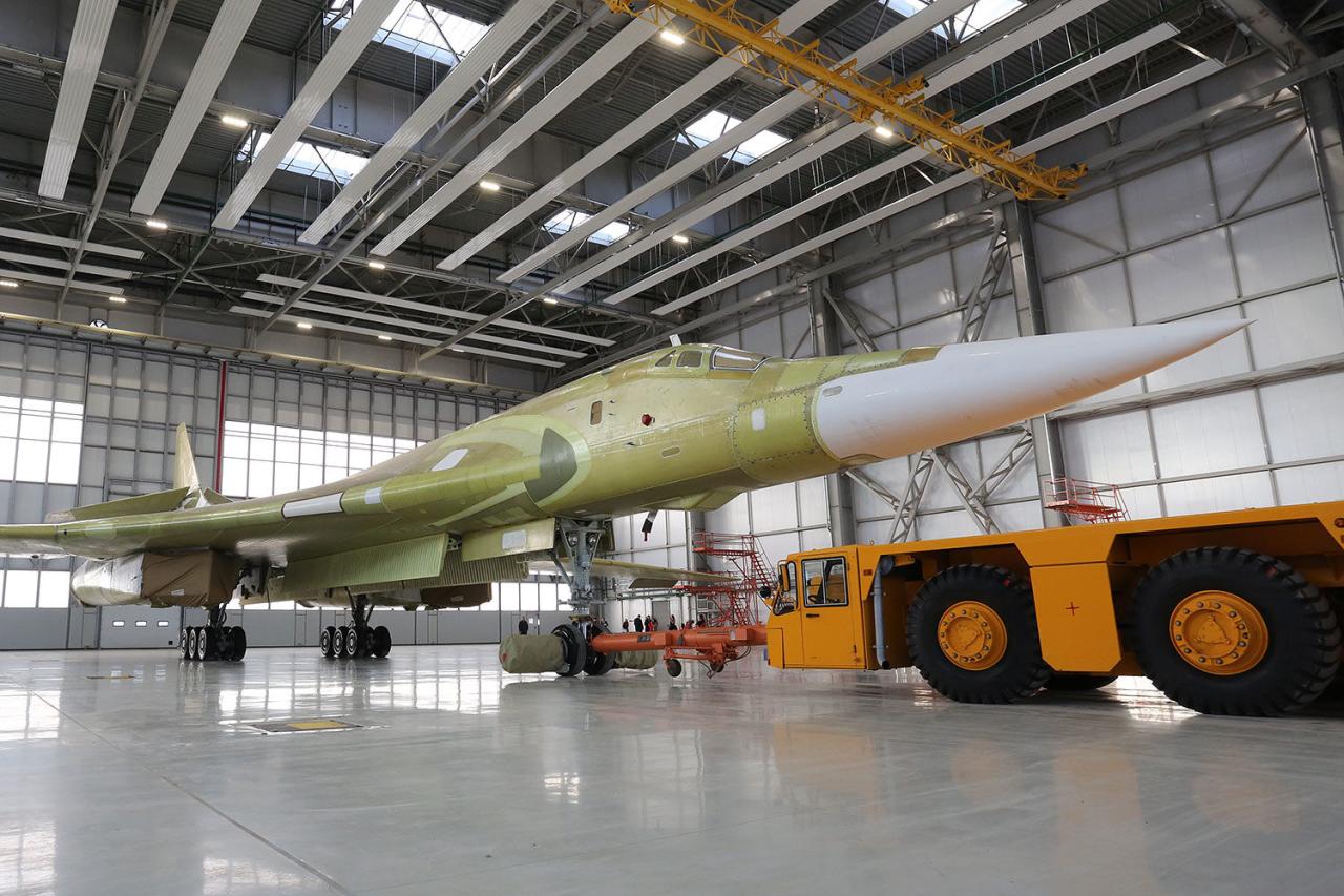 Новый Ту-160 выкатывают из ангара