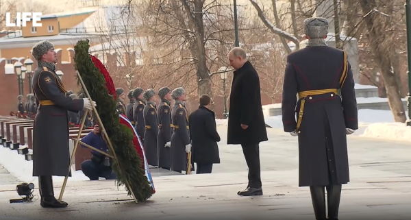 Начал празднование с минуты молчания