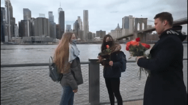 Русские мужчины в Нью-Йорке дарили женщинам розы в честь наступающего праздника